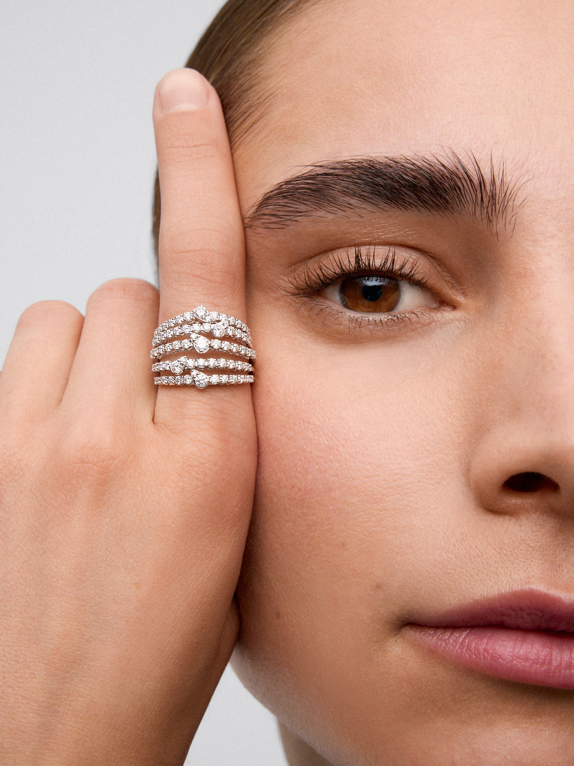 Anillo multibrazo de oro blanco de 18K con 70 diamantes en talla brillante con un total de 1,43 cts