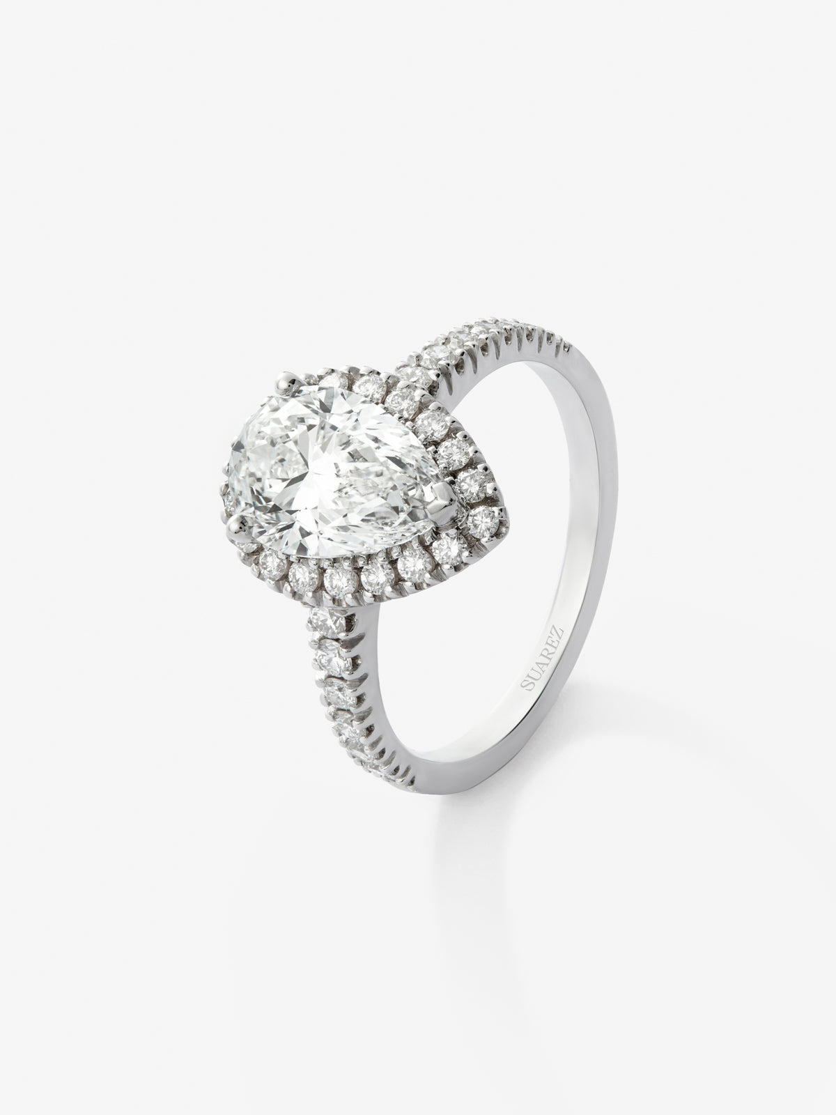 Anillo de oro blanco de 18K con diamante central en talla pera y orla y brazo de diamantes 