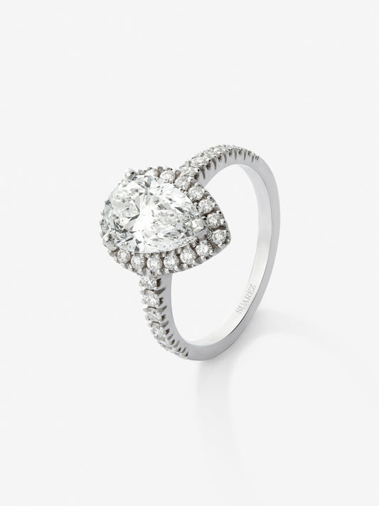 Anillo de oro blanco de 18K con diamante central en talla pera y orla y brazo de diamantes 