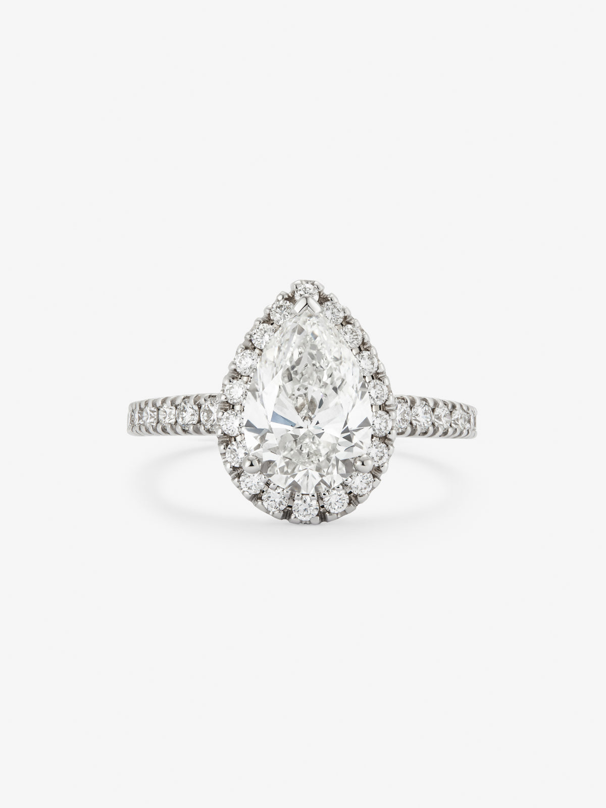 Anillo de oro blanco de 18K con diamante central en talla pera y orla y brazo de diamantes 