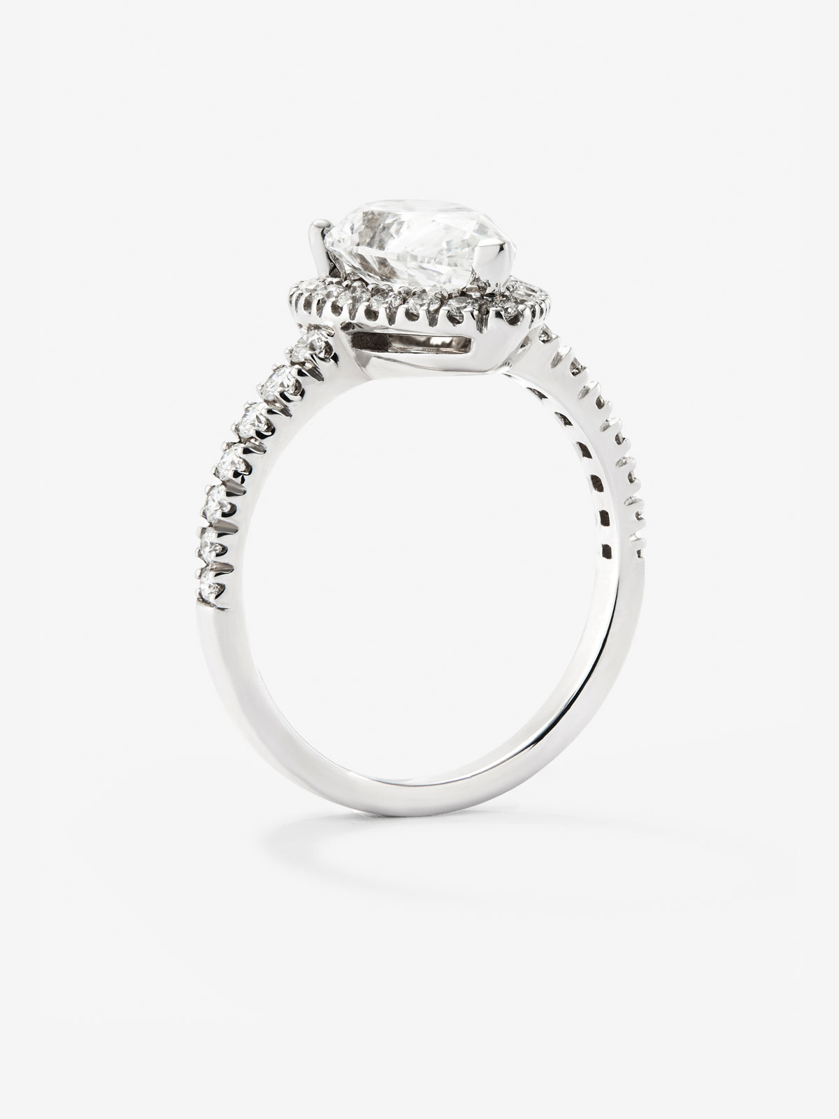 Anillo de oro blanco de 18K con diamante central en talla pera y orla y brazo de diamantes 