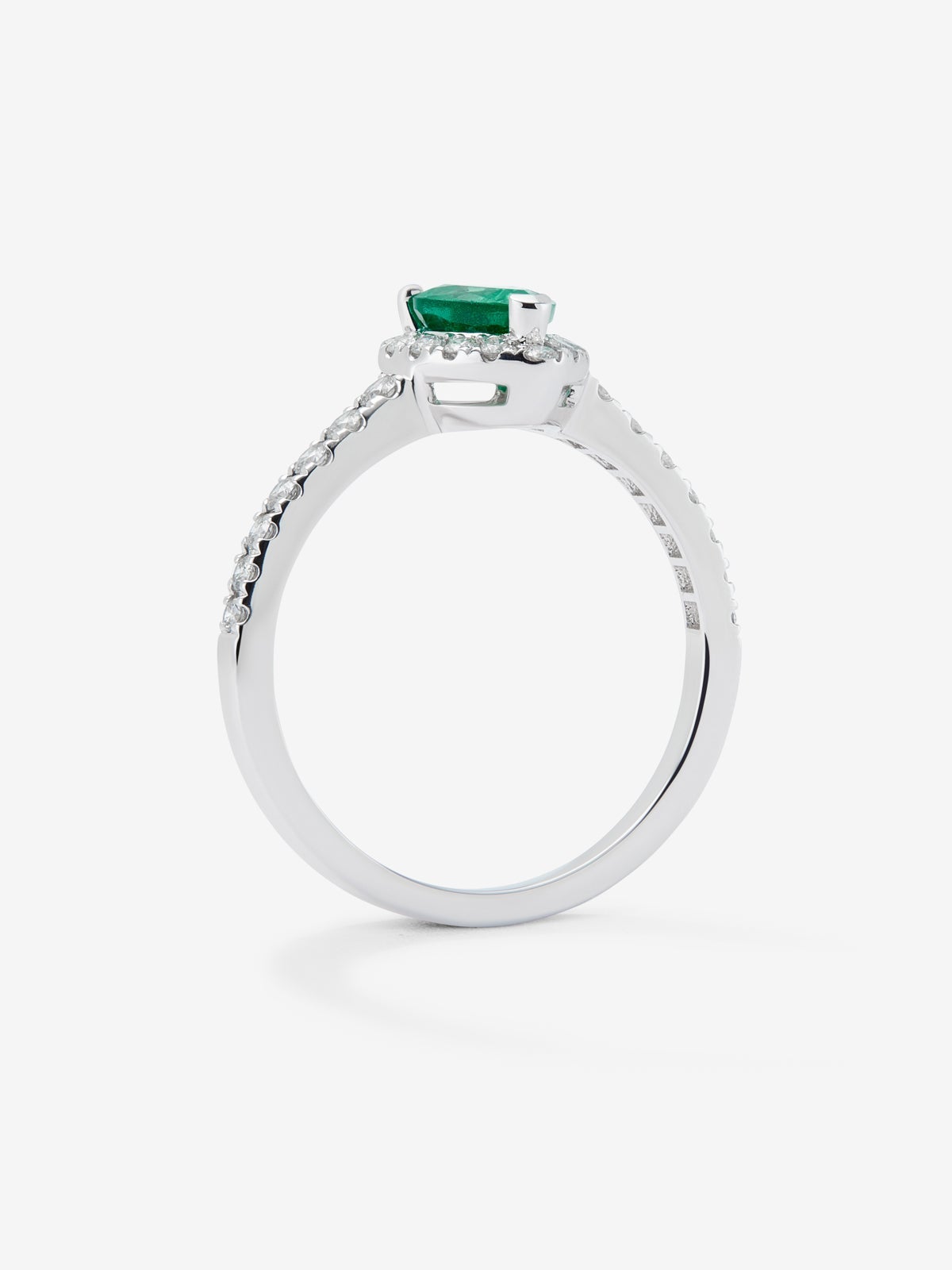 Anillo de oro blanco 18K con esmeralda central y diamantes