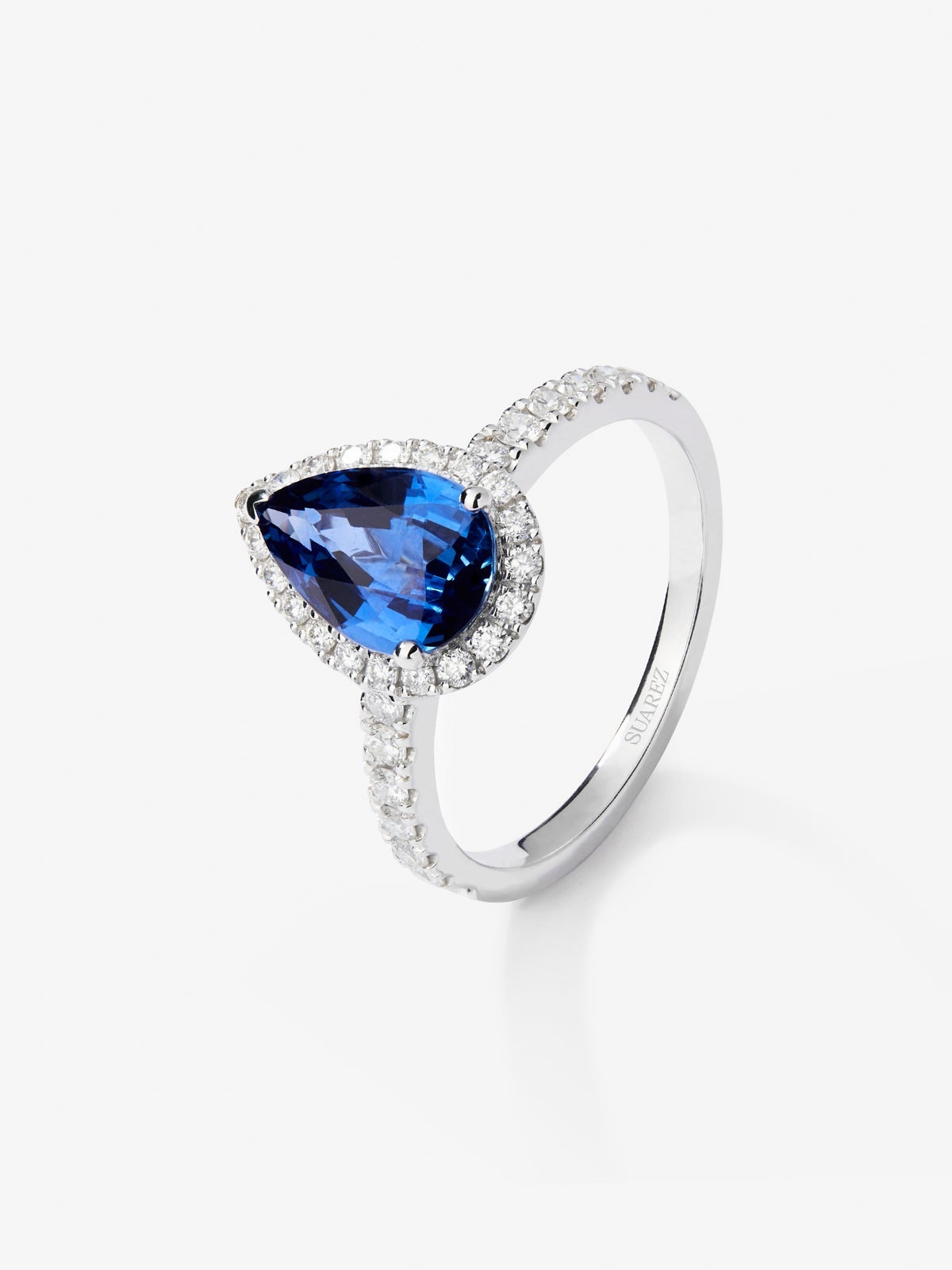 Anillo de oro blanco de 18K con zafiro azul en talla pera de 2,35 cts y orla y brazo de 34 diamantes en talla brillante con un total de 0,42 cts