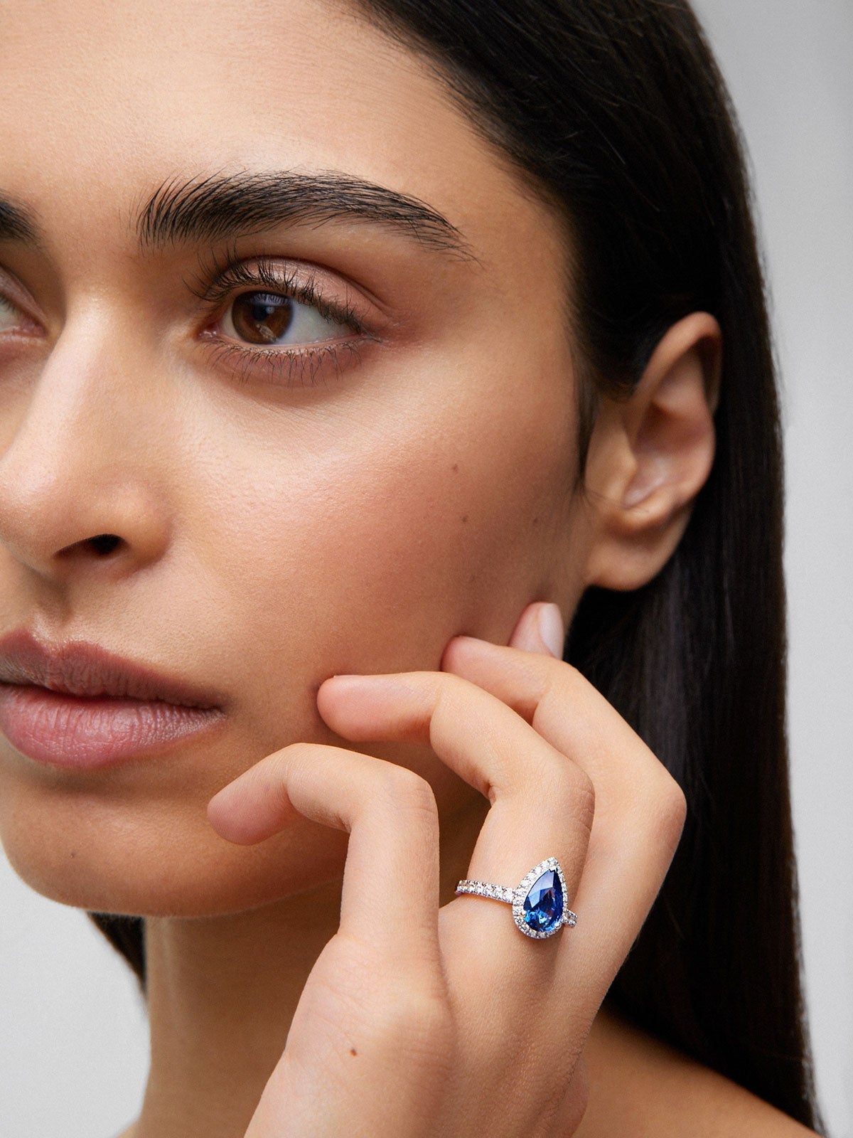 Anillo de oro blanco de 18K con zafiro azul en talla pera de 1,83 cts y 32 diamantes en talla brillante con un total de 0,44 cts