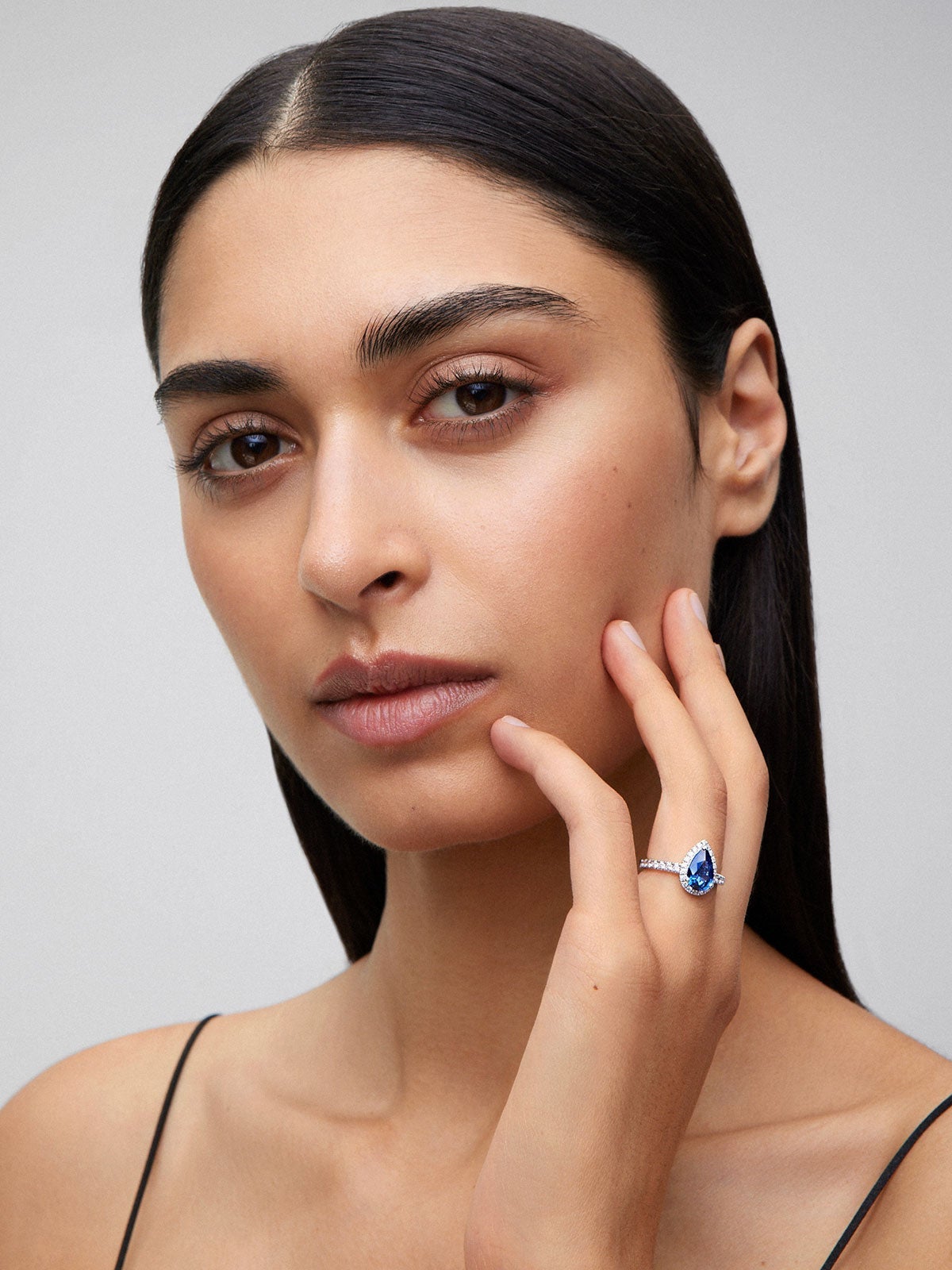 Anillo de oro blanco de 18K con zafiro azul en talla pera de 1,83 cts y 32 diamantes en talla brillante con un total de 0,44 cts