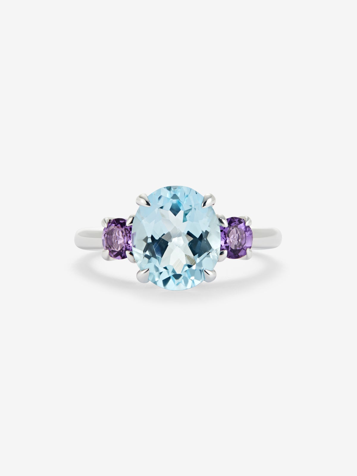 Anillo de plata 925 con topacio azul sky en talla oval y dos amatistas moradas en talla brillante