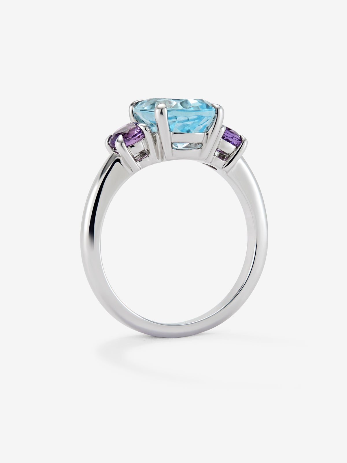 Anillo de plata 925 con topacio azul sky en talla oval y dos amatistas moradas en talla brillante