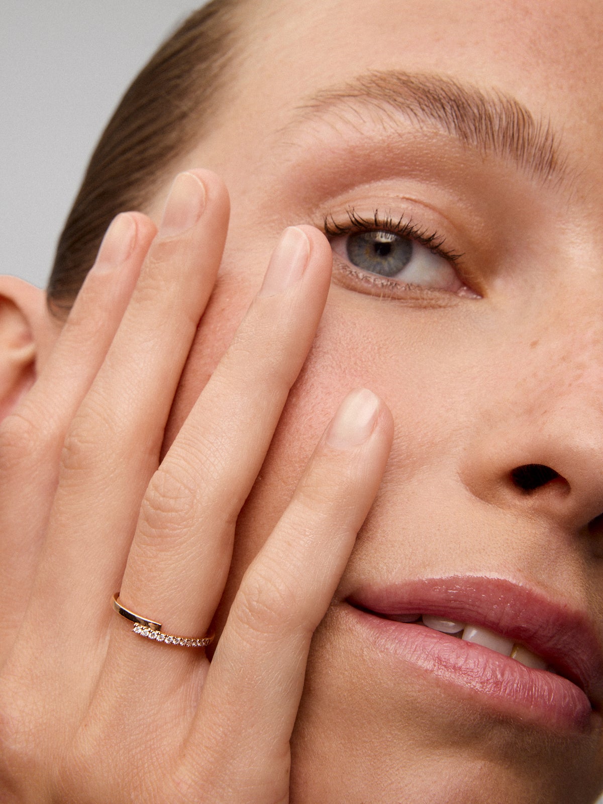 Anillo de oro rosa de 18K con 11 diamantes en talla brillante con un total de 0,1 cts