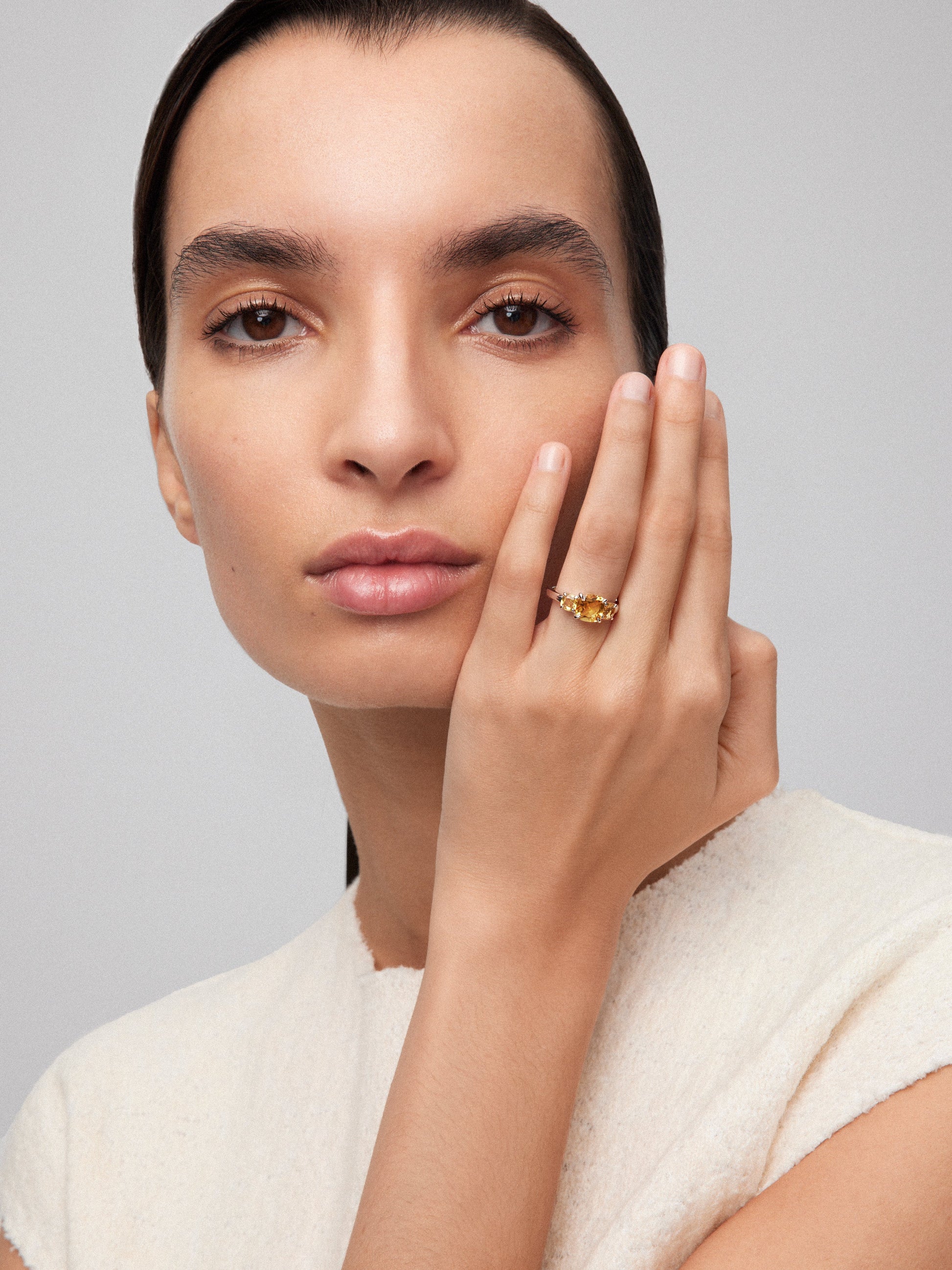 Anillo tresillo de plata 925 con 3 cuarzos citrinos amarillos en talla cushion con un total de 2,15 cts