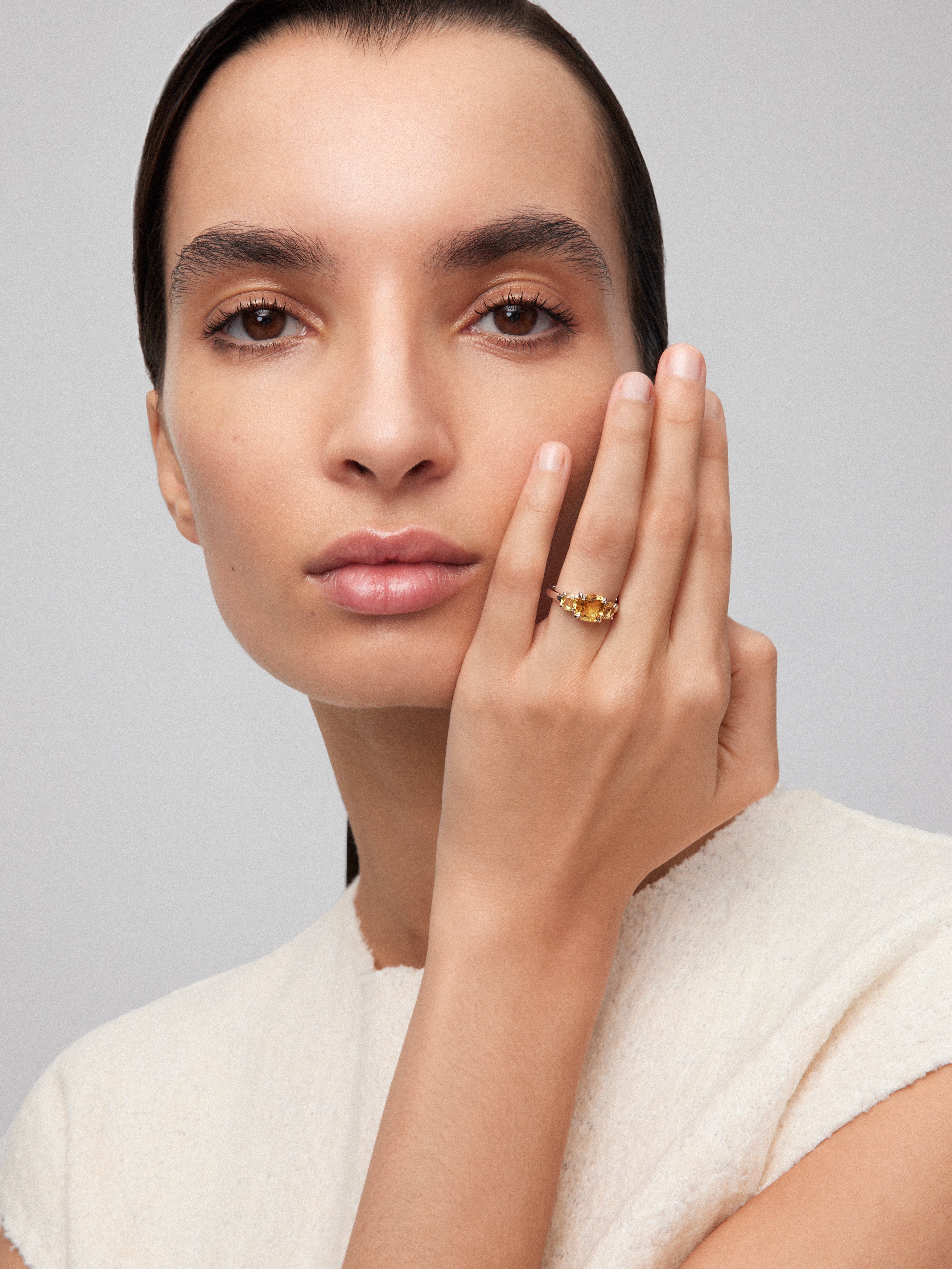 Anillo tresillo de plata 925 con 3 cuarzos citrinos amarillos en talla cushion con un total de 2,15 cts