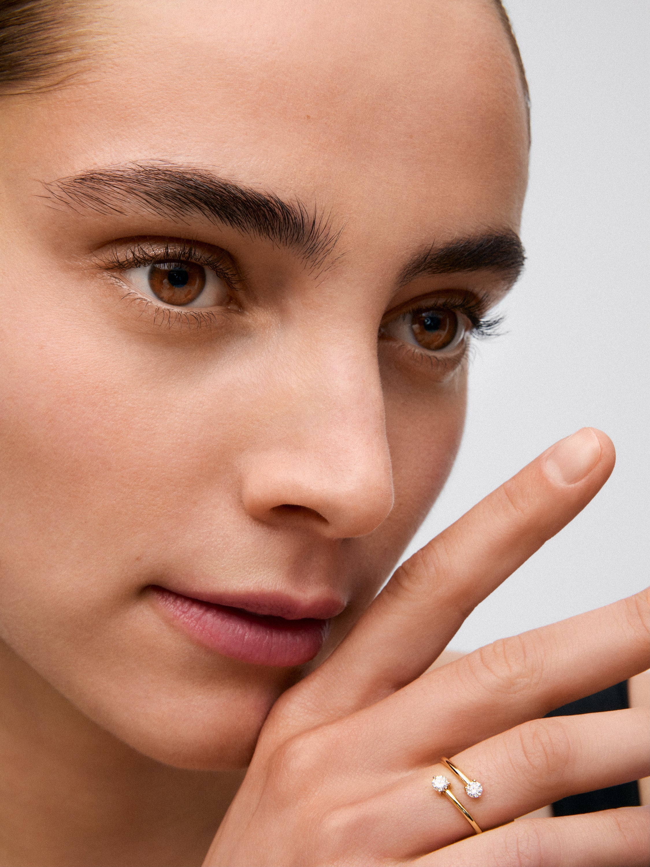 Anillo tú y yo de oro amarillo de 18K con 2 diamantes en talla brillante con un total de 0,26 cts