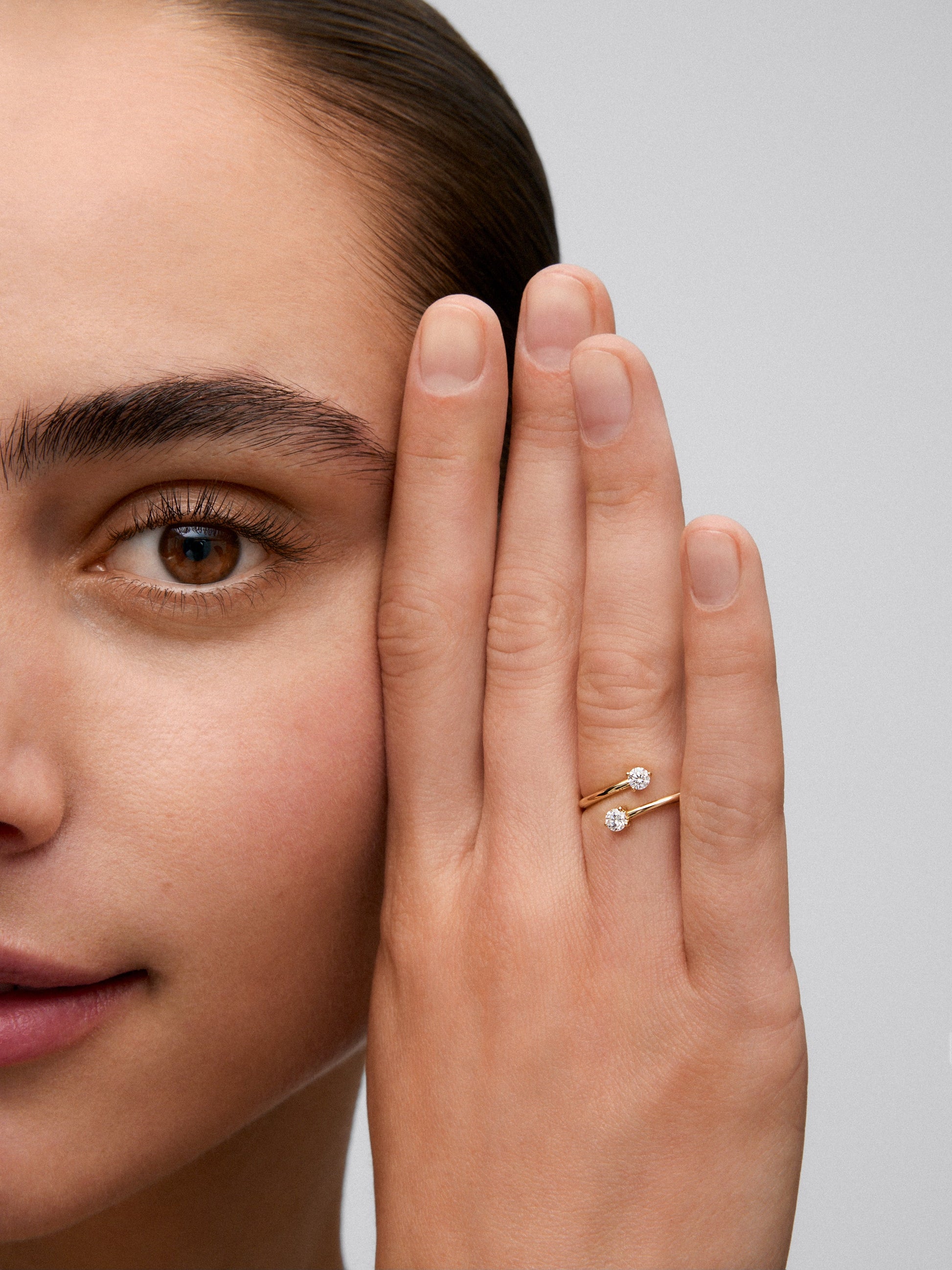 Anillo tú y yo de oro amarillo de 18K con 2 diamantes en talla brillante con un total de 0,26 cts