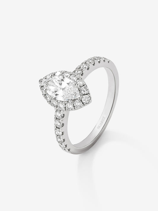 Anillo de oro blanco de 18K con diamante en talla marquise de 0,7 cts y orla y brazo de diamantes en talla brillante con un total de 0,63 cts