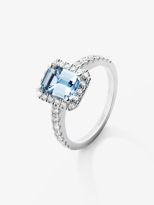 Anillo de oro blanco de 18K con aguamarina en talla octogonal de 2,3 cts y 30 diamantes en talla brillante con un total de 0,4 cts