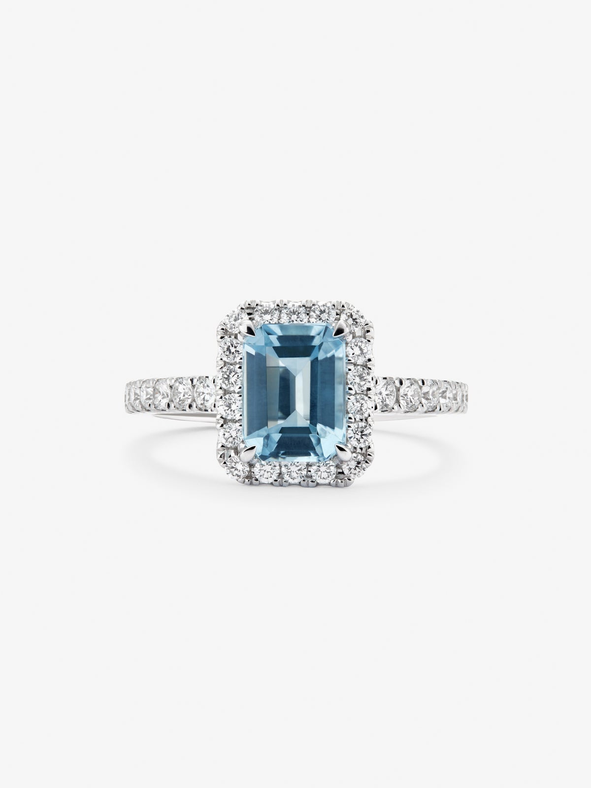 Anillo de oro blanco de 18K con aguamarina en talla octogonal de 2,3 cts y 30 diamantes en talla brillante con un total de 0,4 cts