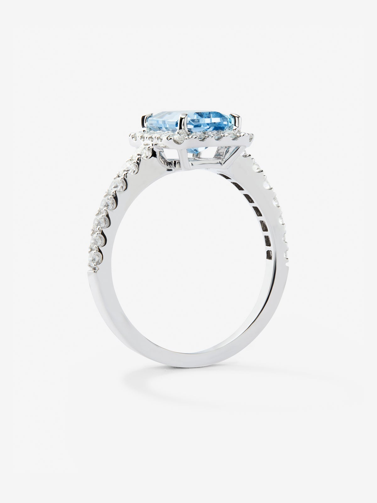 Anillo de oro blanco de 18K con aguamarina en talla octogonal de 1,4 cts y 32 diamantes en talla brillante con un total de 0,5 cts