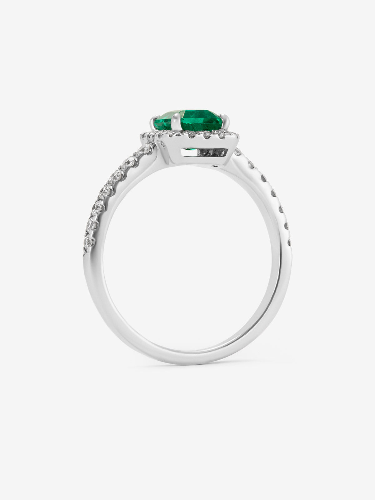 Anillo de oro blanco de 18K con esmeralda en talla esmeralda de 1,03 cts y orla y brazo de 32 diamantes en talla brillante con un total de 0,37 cts