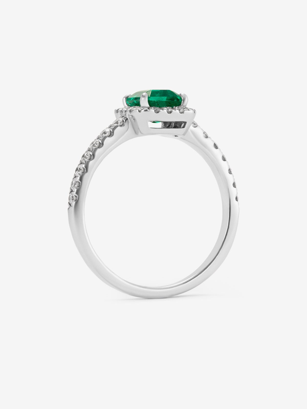 Anillo de oro blanco de 18K con esmeralda en talla esmeralda de 1,03 cts y orla y brazo de 32 diamantes en talla brillante con un total de 0,37 cts