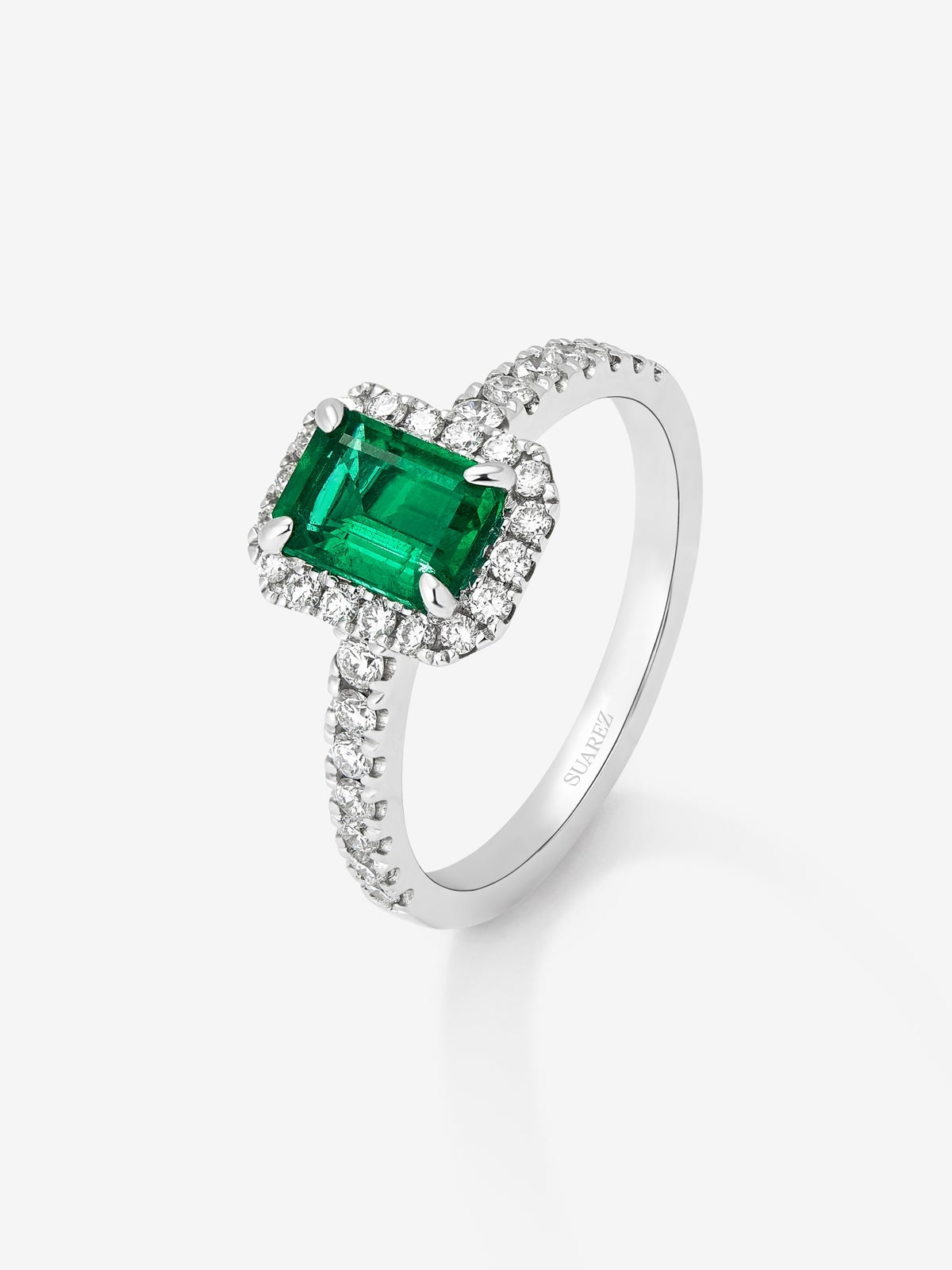 Anillo de oro blanco de 18K con esmeralda verde en talla octogonal de 1,28 cts y 32 diamantes en talla brillante con un total de 0,49 cts