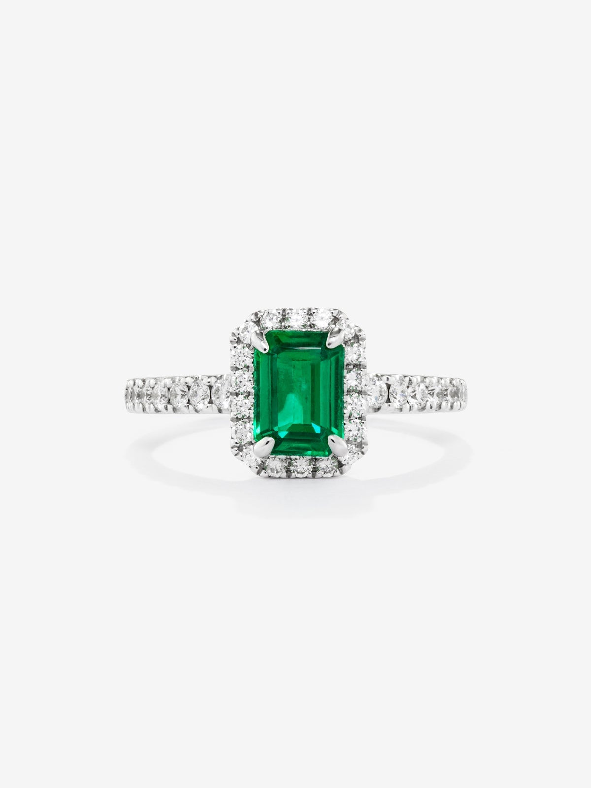 Anillo de oro blanco de 18K con esmeralda verde en talla octogonal de 1,28 cts y 32 diamantes en talla brillante con un total de 0,49 cts