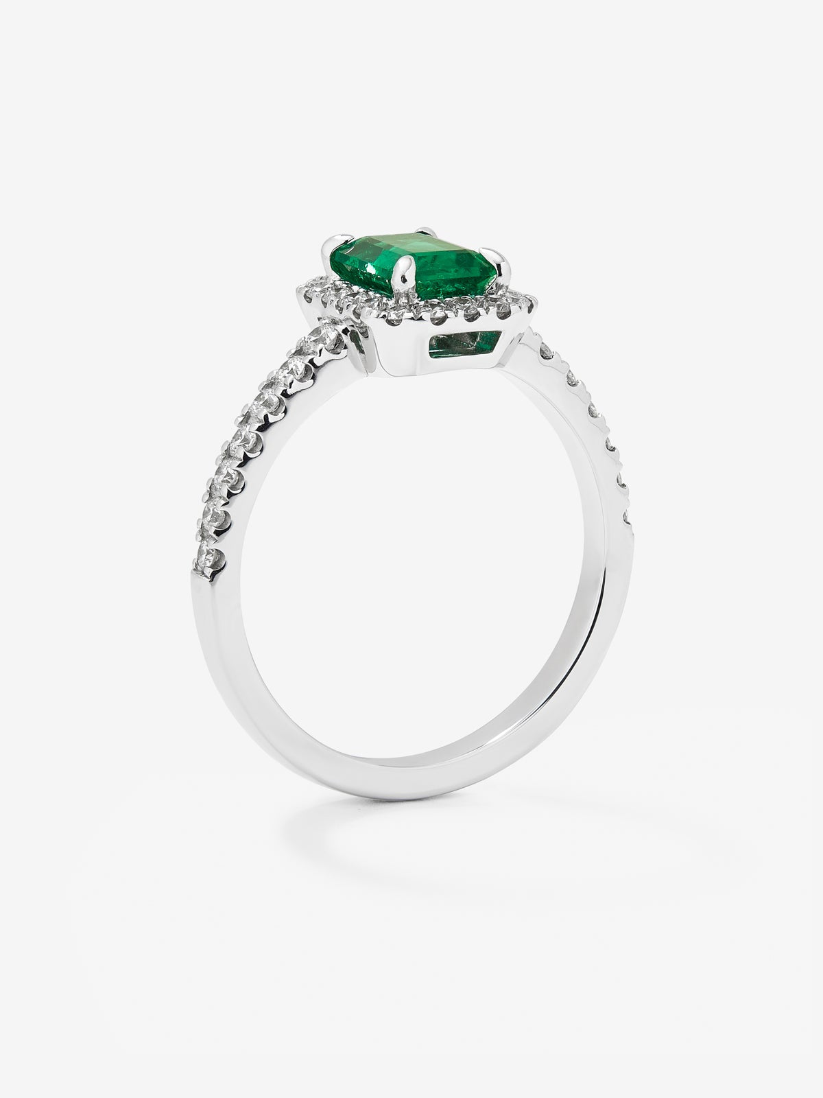 Anillo de oro blanco de 18K con esmeralda verde en talla octogonal de 1,28 cts y 32 diamantes en talla brillante con un total de 0,49 cts