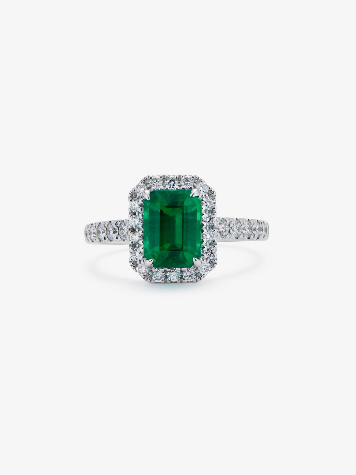 Anillo de oro blanco de 18K con esmeralda verde en talla octogonal de 1,67 cts y orla y brazo de 30 diamantes en talla brillante con un total de 0,43 cts