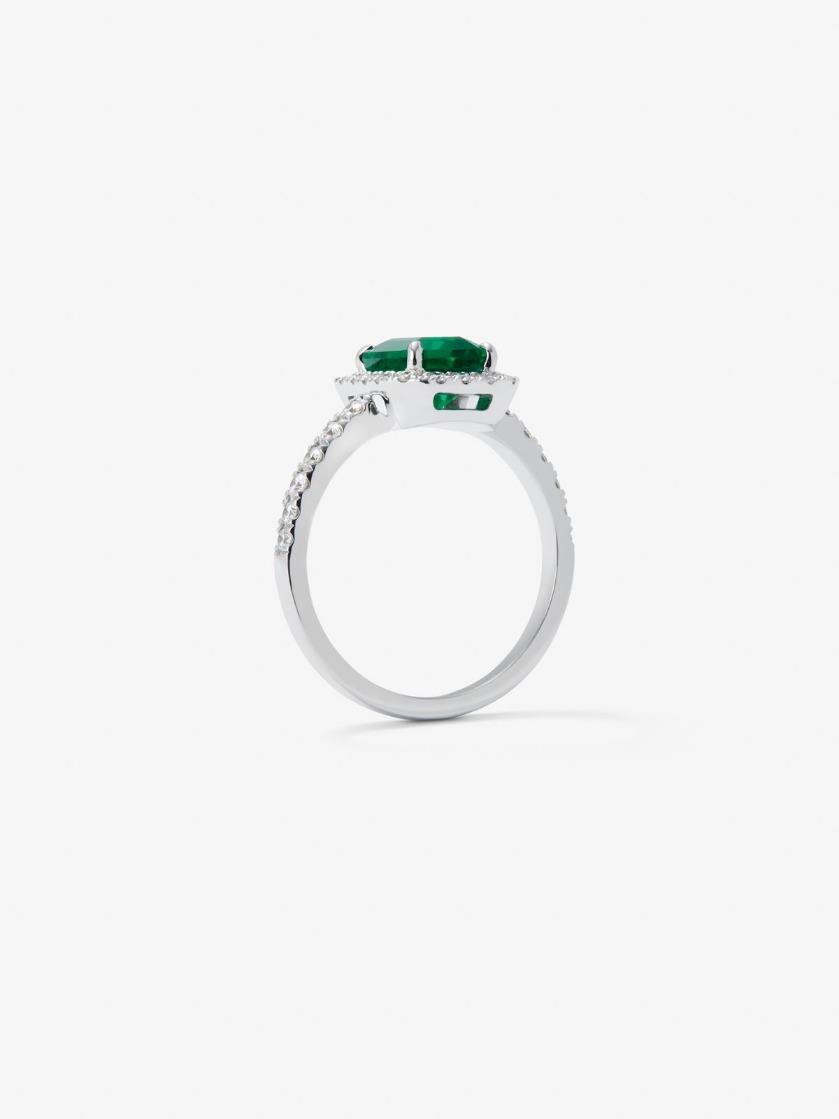 Anillo de oro blanco de 18K con esmeralda verde en talla octogonal de 1,67 cts y orla y brazo de 30 diamantes en talla brillante con un total de 0,43 cts