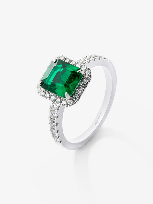 Anillo de oro blanco de 18K con esmeralda verde en talla octogonal de 2,07 cts y 36 diamantes en talla brillante con un total de 0,5 cts