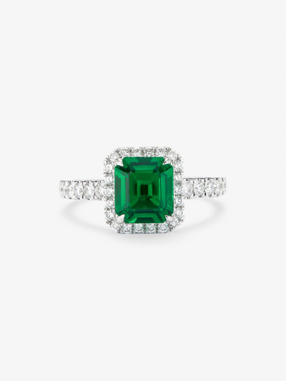 Anillo de oro blanco de 18K con esmeralda verde en talla octogonal de 2,07 cts y 36 diamantes en talla brillante con un total de 0,5 cts