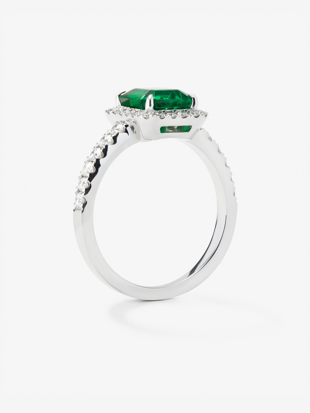 Anillo de oro blanco de 18K con esmeralda verde en talla octogonal de 2,07 cts y 36 diamantes en talla brillante con un total de 0,5 cts