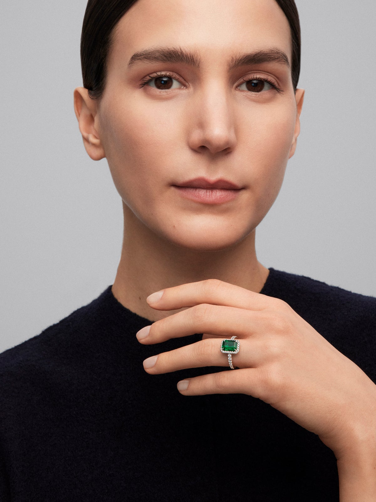 Anillo de oro blanco de 18K con esmeralda verde en talla octogonal de 2,2 cts y 38 diamantes en talla brillante con un total de 0,43 cts