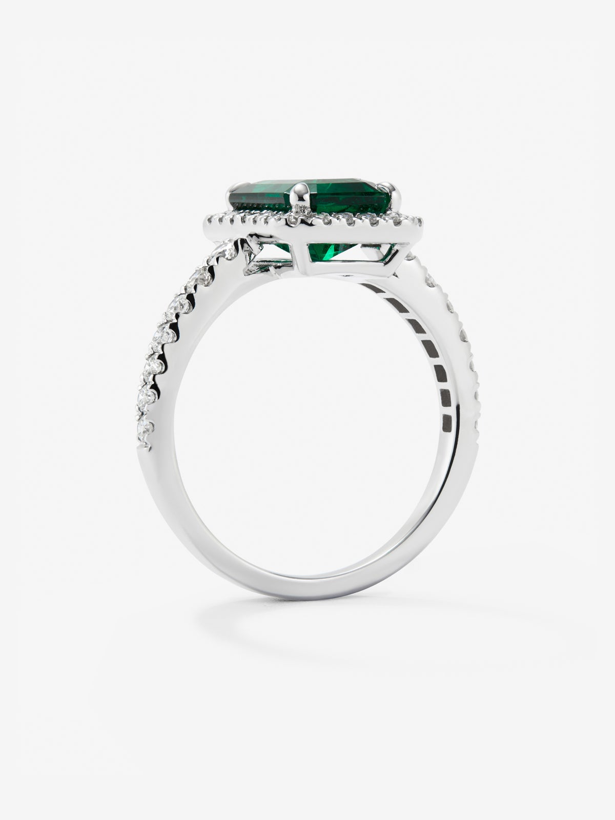 Anillo de oro blanco de 18K con esmeralda verde en talla octogonal de 2,2 cts y 38 diamantes en talla brillante con un total de 0,43 cts