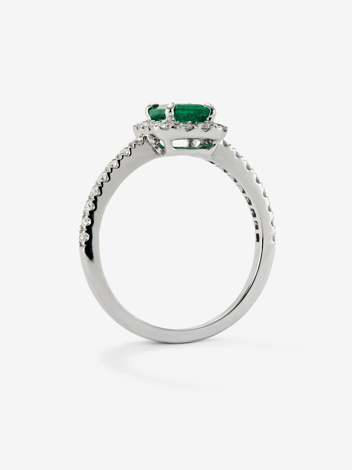 Anillo de oro blanco 18K con esmeralda de 0,79 cts con diamantes de 0,38 cts
