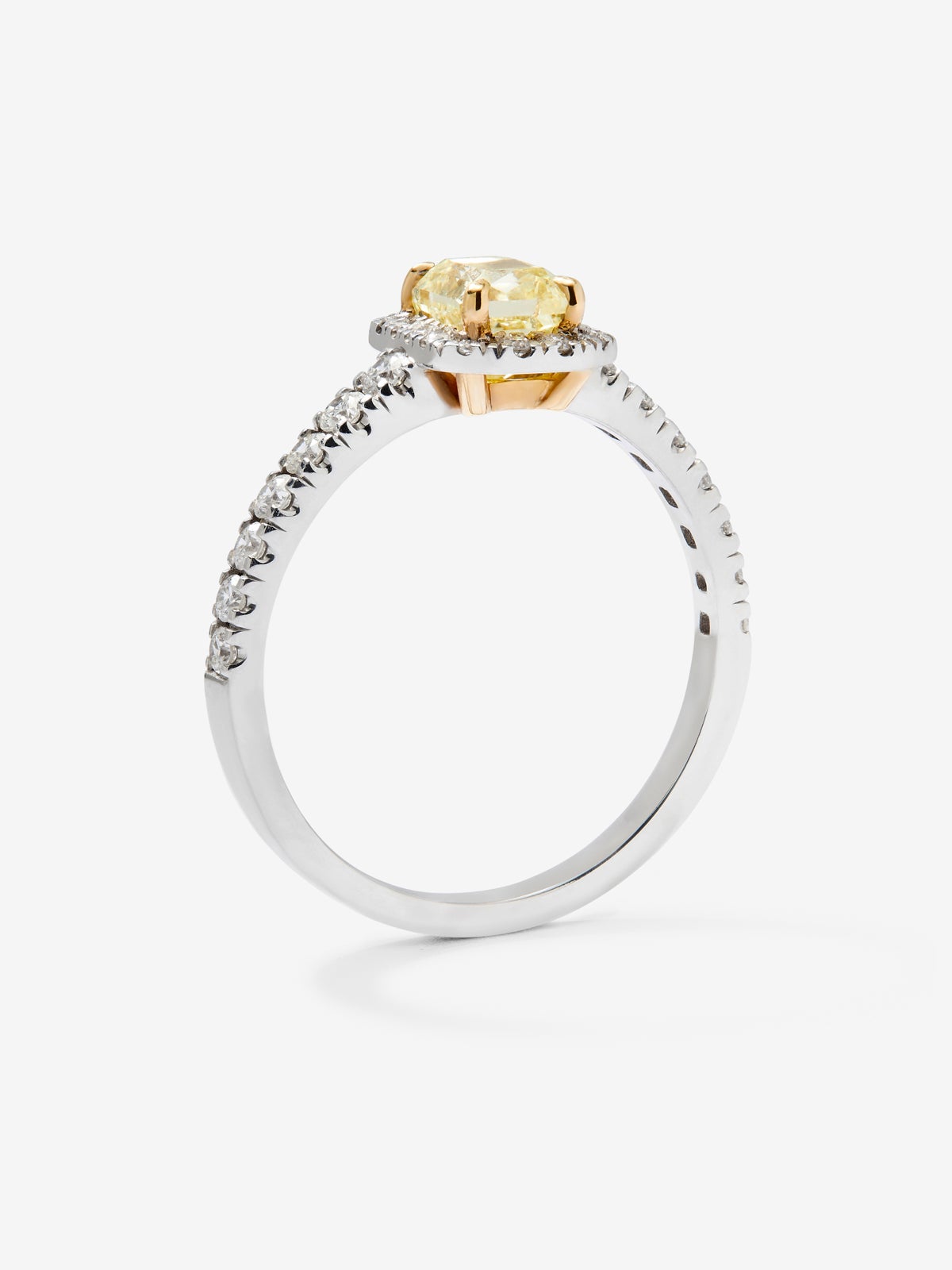 Anillo de oro blanco de 18K con diamante amarillo en talla radiant de 1 cts y diamantes blancos en talla brillante de 0,49 cts