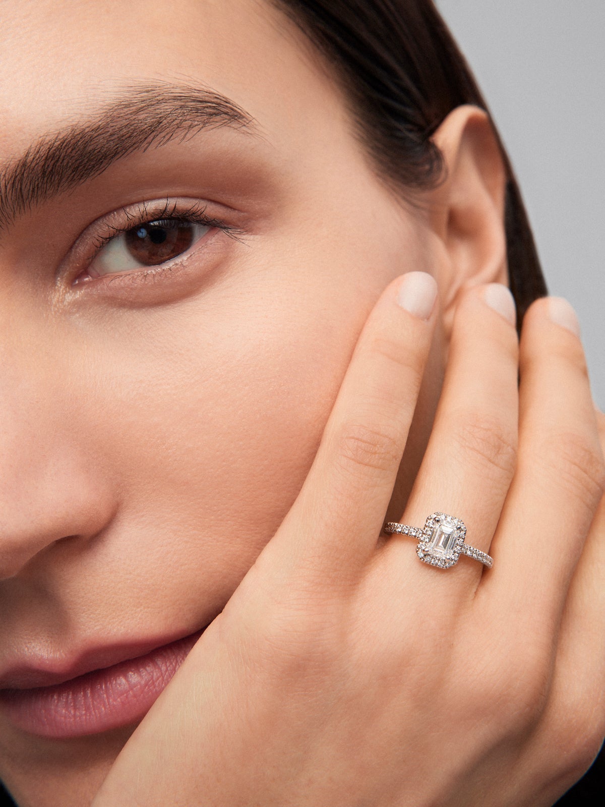 Anillo de oro blanco de 18K con diamante central