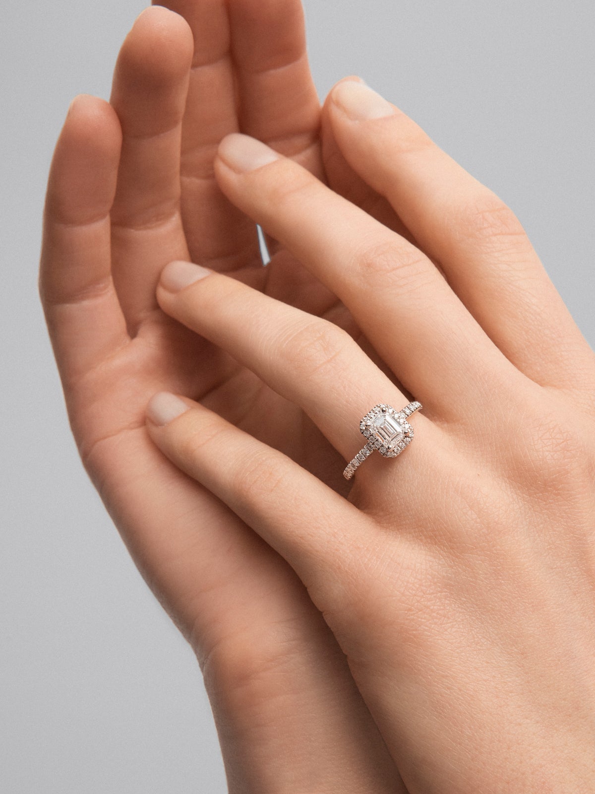 Anillo de oro blanco de 18K con diamante central