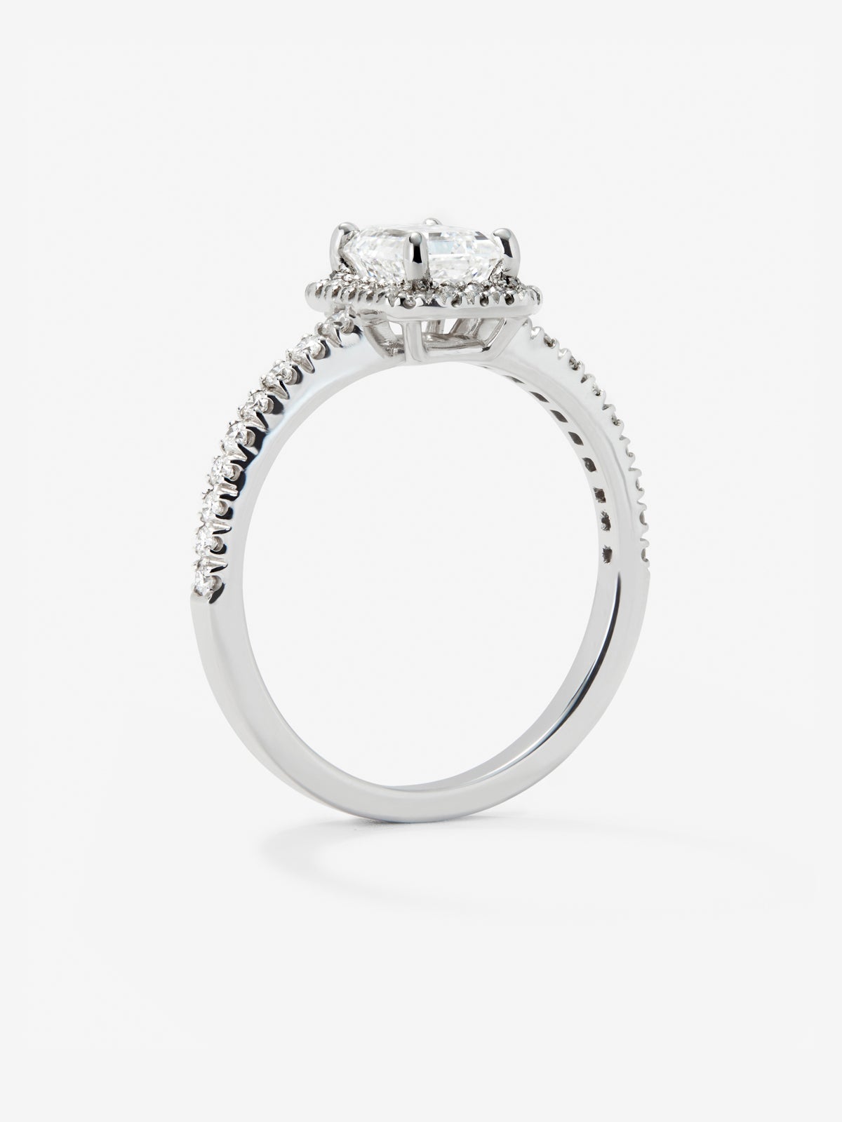 Anillo de oro blanco de 18K con diamante central