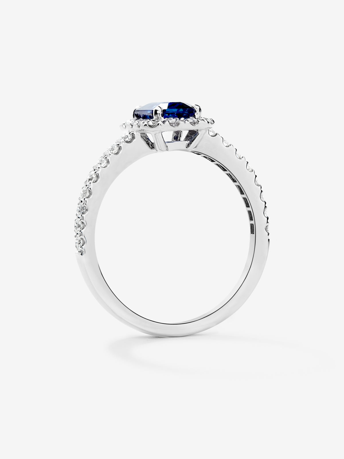 Anillo de oro blanco de 18K con zafiro azul en talla octogonal de 1,12 cts y 30 diamantes en talla brillante con un total de 0,27 cts