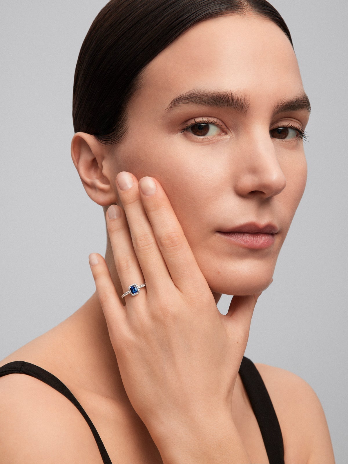 Anillo de oro blanco de 18K con zafiro azul en talla octogonal de 0,91 cts y 30 diamantes en talla brillante con un total de 0,26 cts