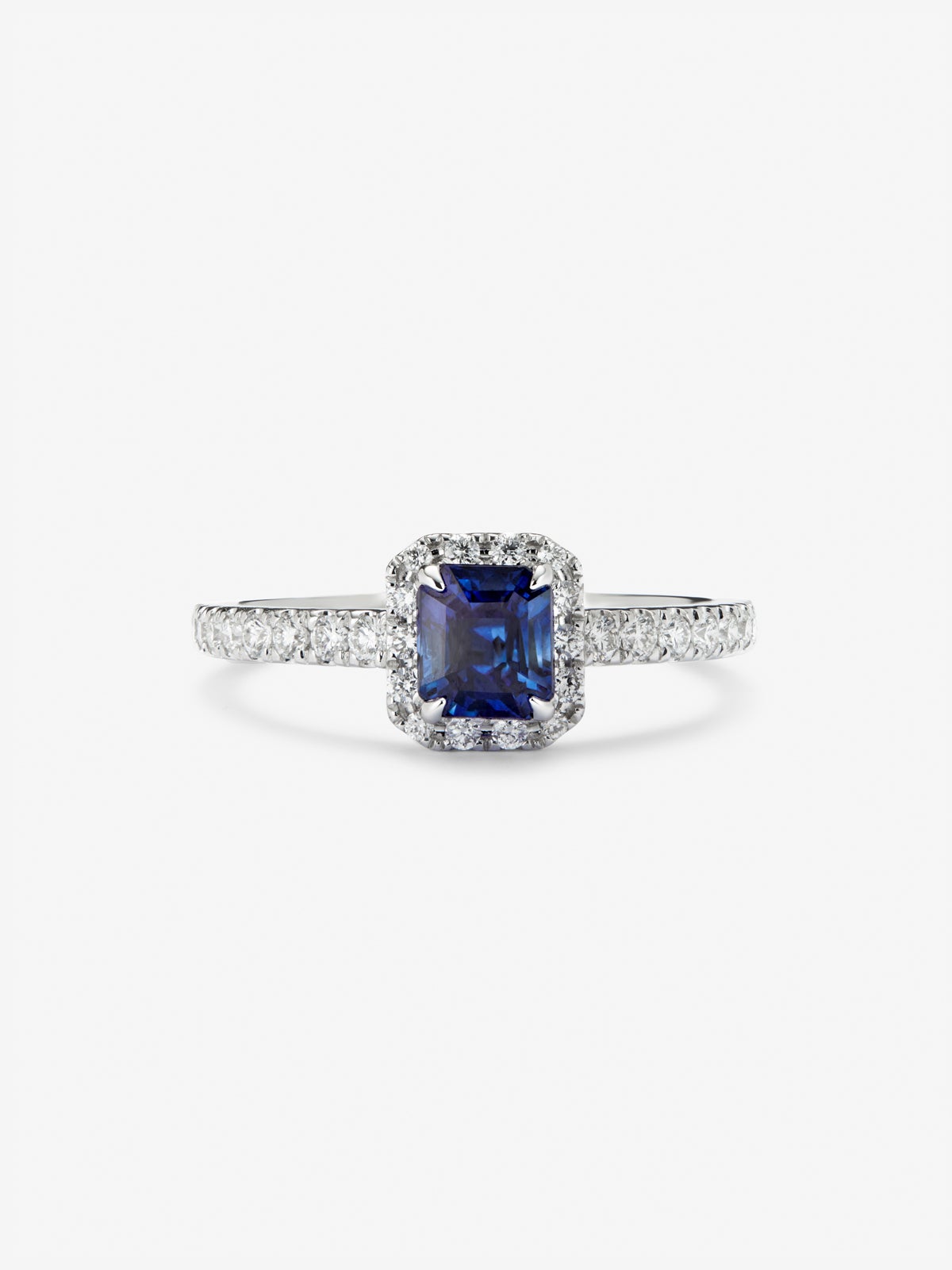 Anillo de oro blanco de 18K con zafiro azul en talla octogonal de 0,91 cts y 30 diamantes en talla brillante con un total de 0,26 cts