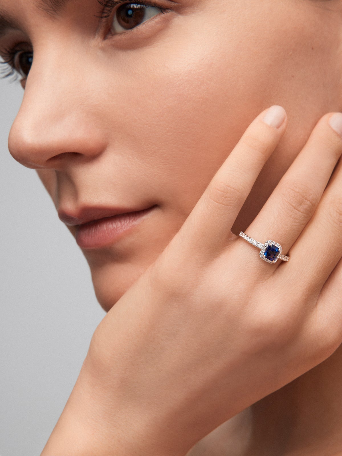 Anillo de oro blanco de 18K con zafiro azul en talla octogonal de 0,91 cts y 30 diamantes en talla brillante con un total de 0,26 cts