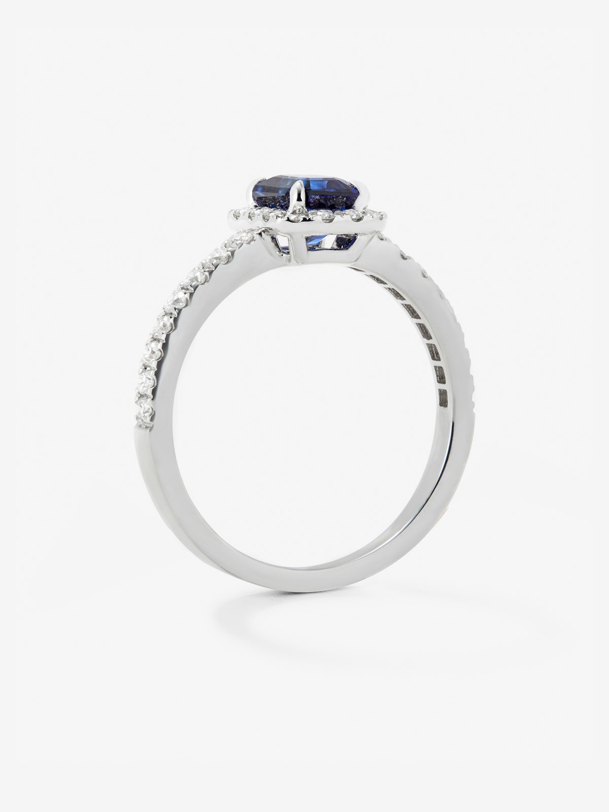 Anillo de oro blanco de 18K con zafiro azul en talla octogonal de 0,91 cts y 30 diamantes en talla brillante con un total de 0,26 cts