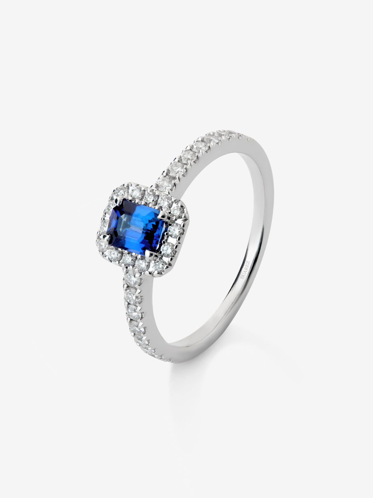 Anillo de oro blanco 18K con zafiro de 0,5 cts y diamantes de 0,33cts