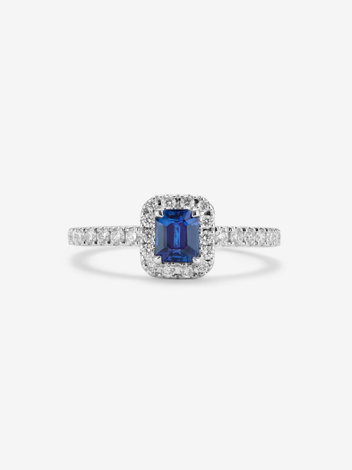 Anillo de oro blanco 18K con zafiro de 0,5 cts y diamantes de 0,33cts