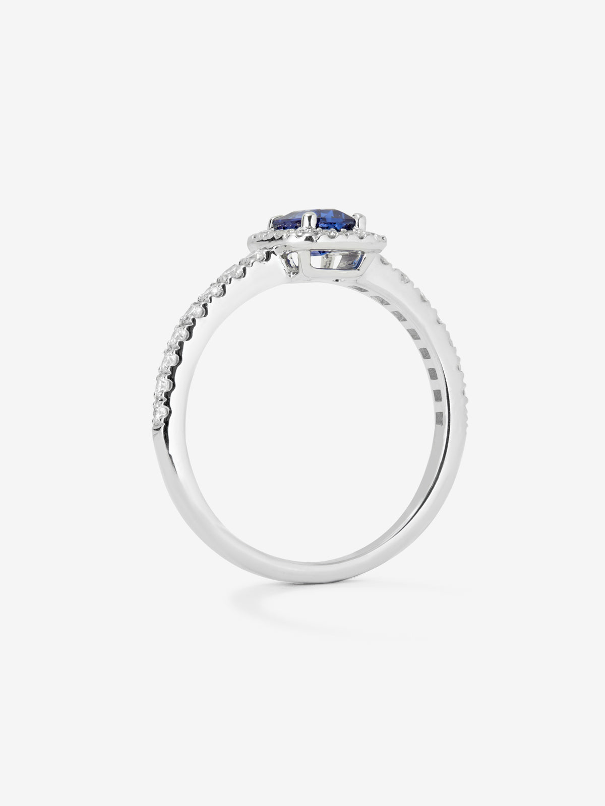 Anillo de oro blanco 18K con zafiro de 0,5 cts y diamantes de 0,33cts