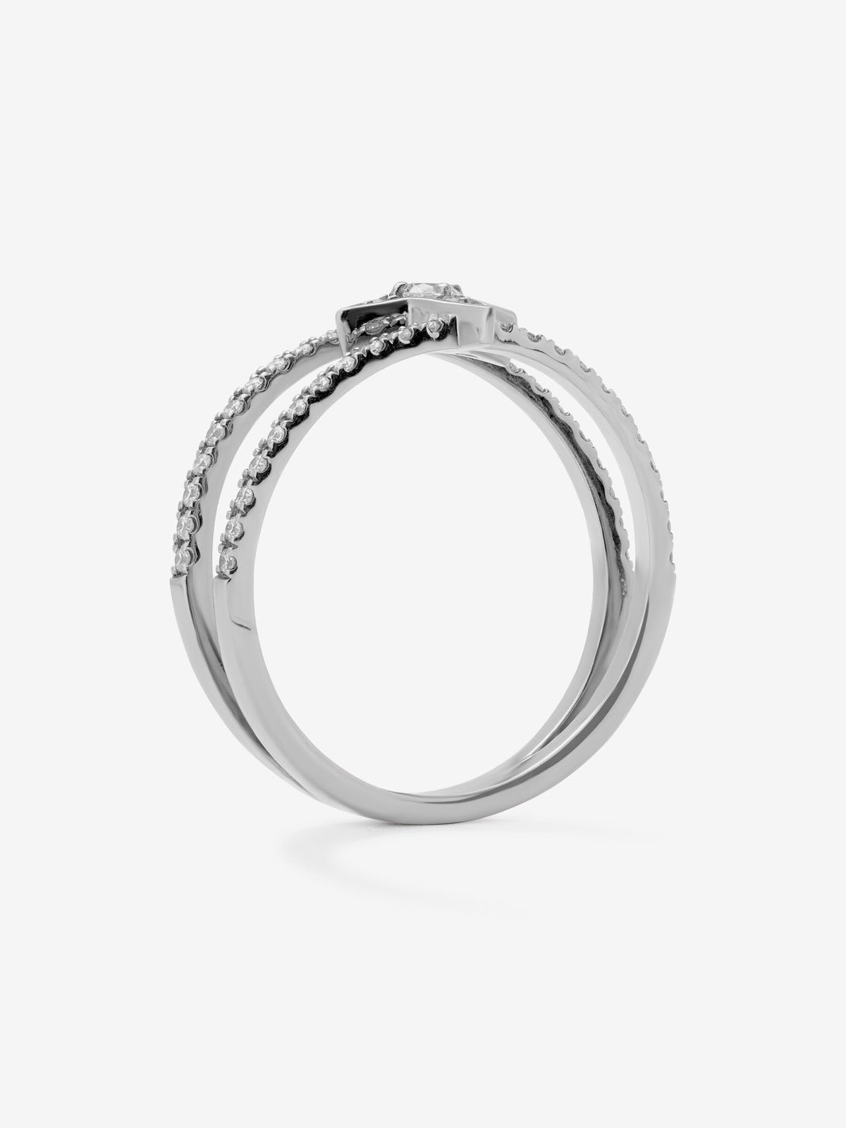 Anillo doble de oro blanco de 18K con estrella y 49 diamantes en talla brillante con un total de 0,29 cts