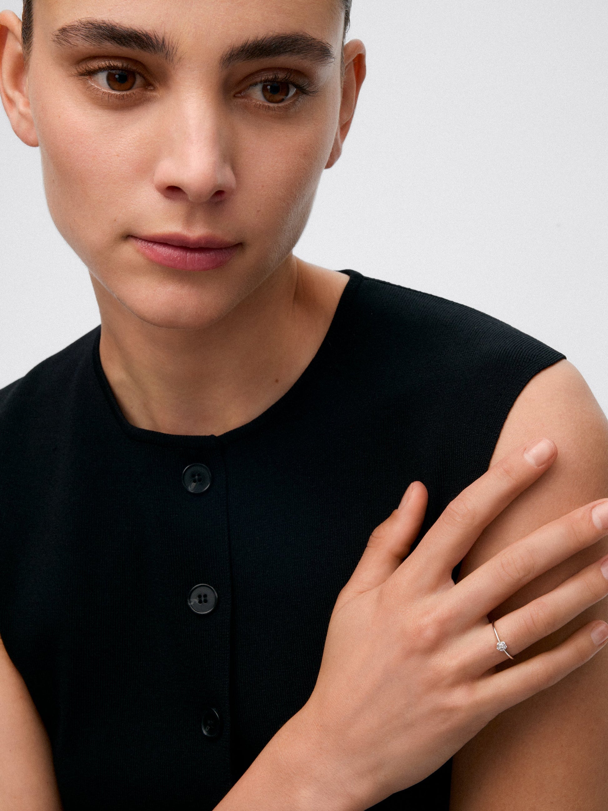 Anillo de oro blanco de 18K con roseta de 15 diamantes en talla brillante con un total de 0,09 cts