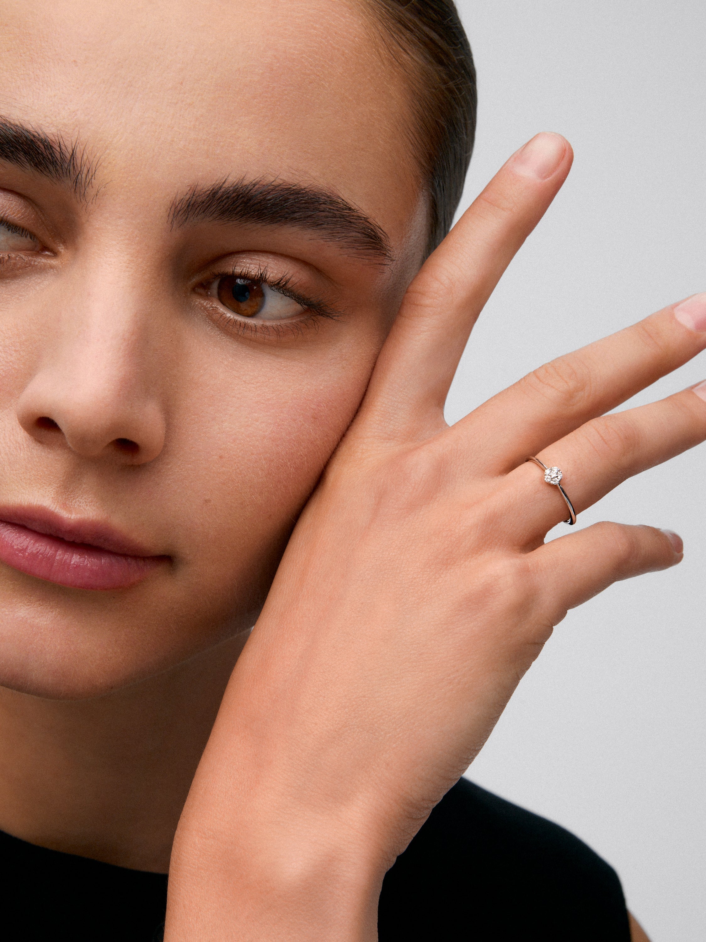 Anillo de oro blanco de 18K con roseta de 15 diamantes en talla brillante con un total de 0,09 cts