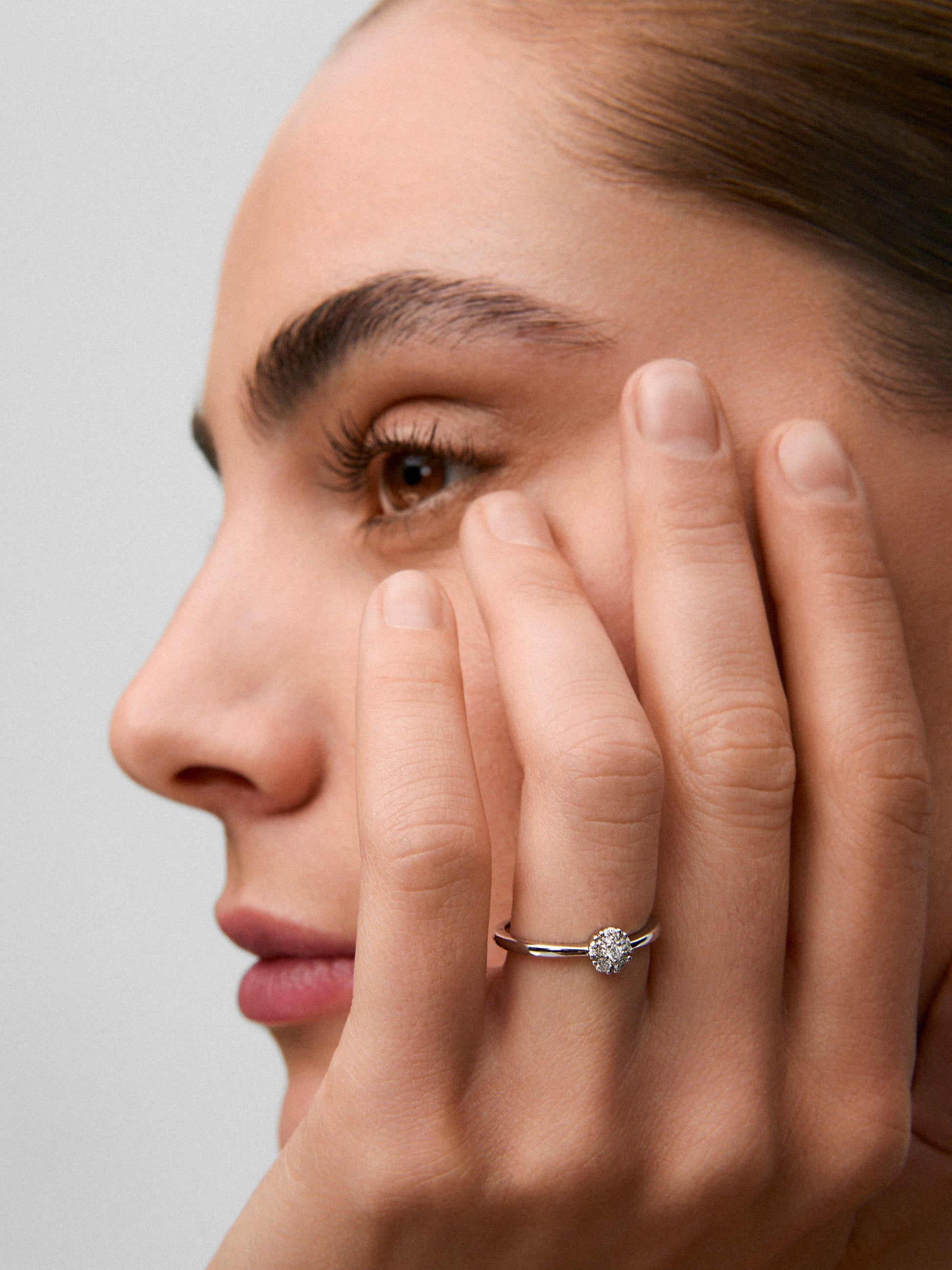 Anillo de oro blanco de 18K con roseta de 6 diamantes en talla brillante con un total de 0,17 cts