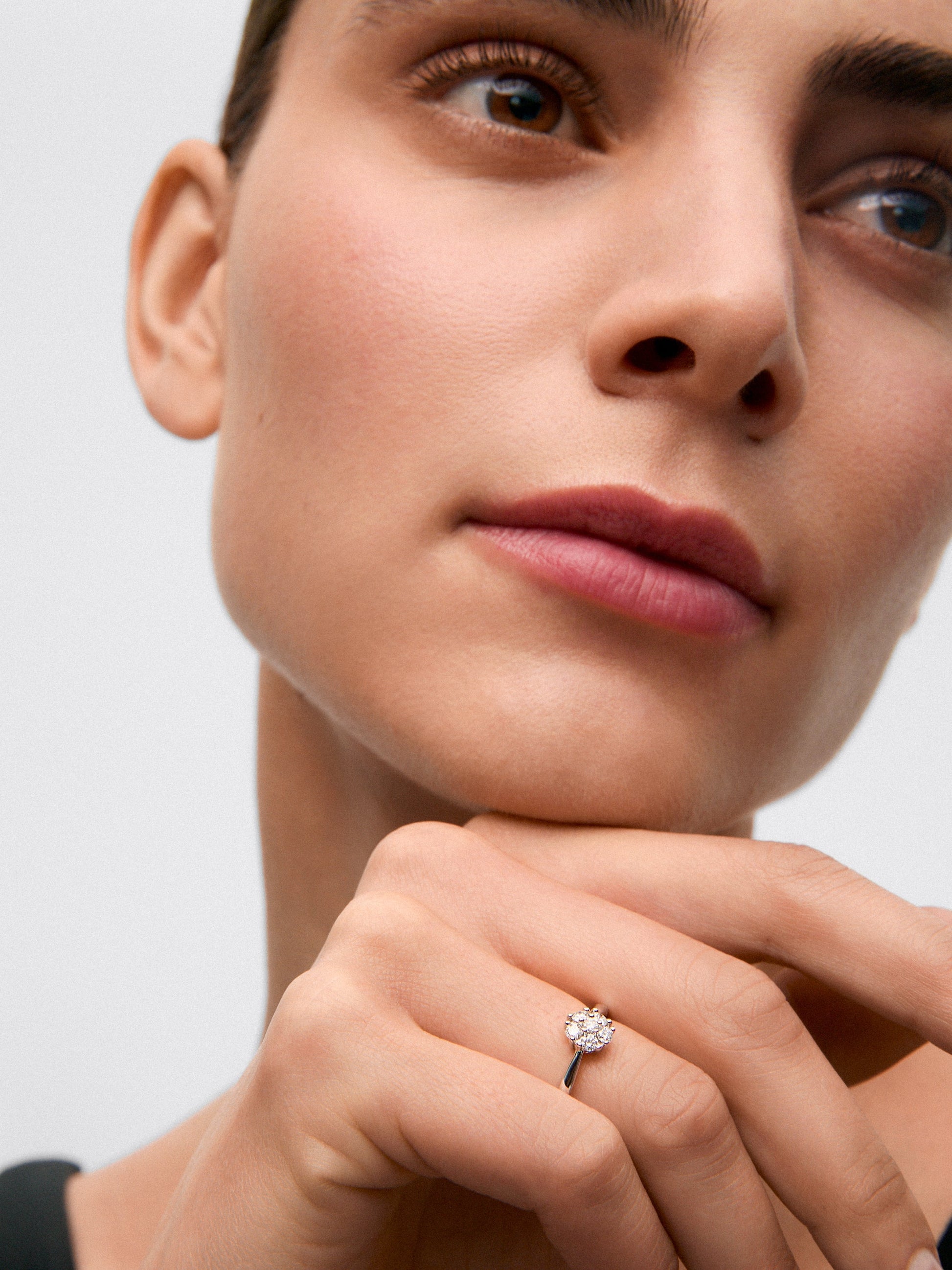 Anillo de oro blanco de 18K de diamantes en pavé